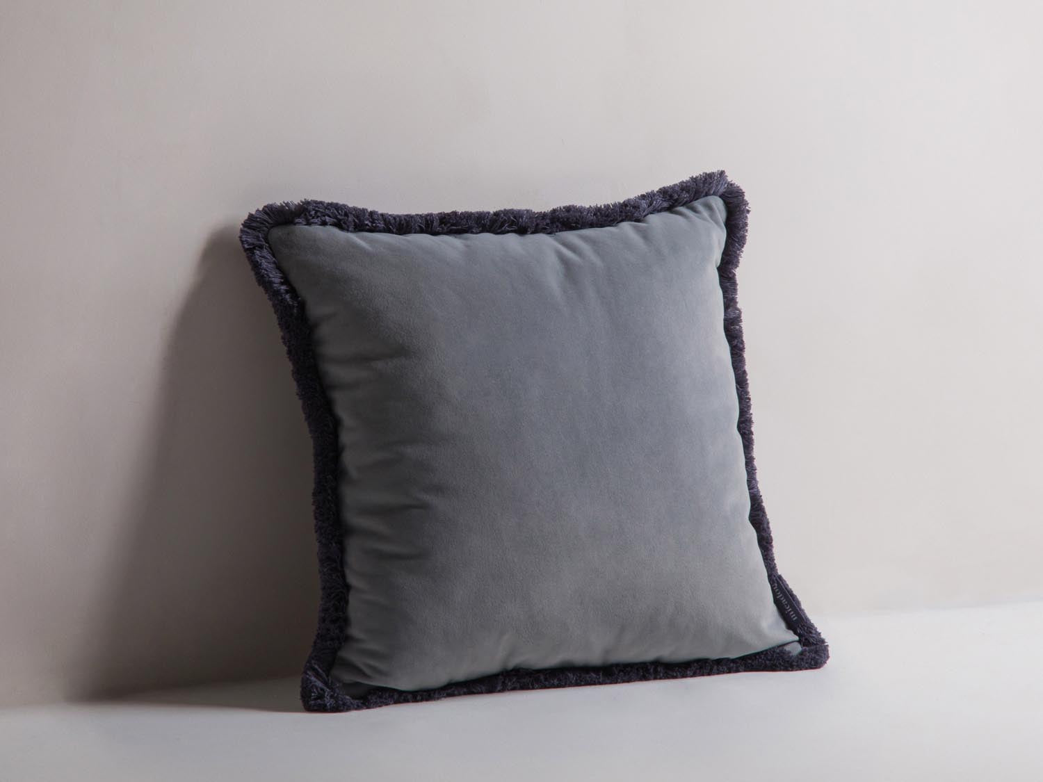 Stylisches Hippy Pillow in grauem, mattem Samt von Micadoni, ideal für eine moderne Wohnraumgestaltung. Perfekt als Deko-Element.