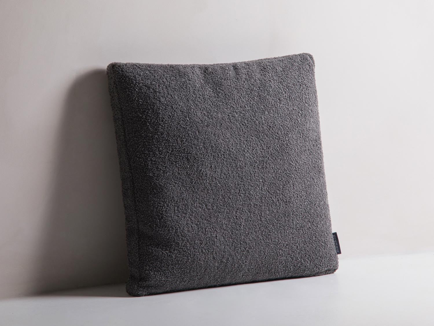 Stylisches Mono Pillow in Grau von Micadoni, ideal für moderne Wohnräume. Perfekte Ergänzung für jedes Sofa oder Bett.