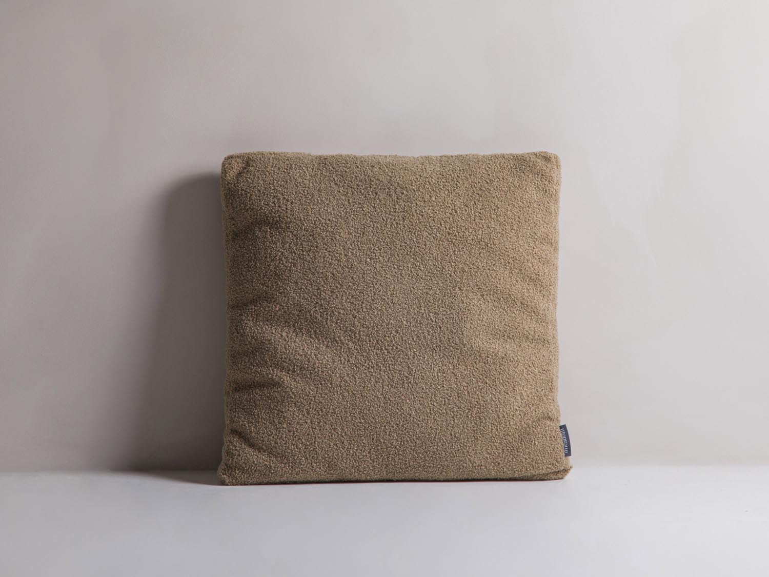 Mono Pillow in Straw-Now or Never präsentiert im Onlineshop von KAQTU Design AG. Deko Kissen ist von Micadoni