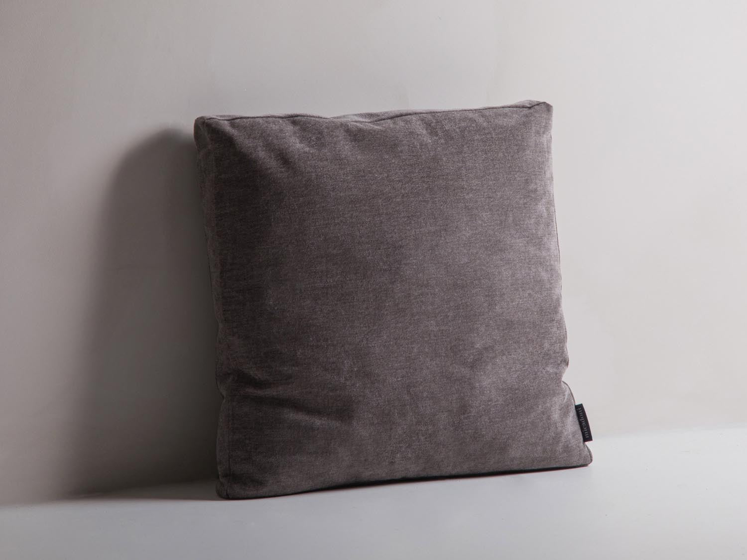 Elegantes Mono Pillow in Grau-Braun von Micadoni, ideal für stilvolle Wohnräume. Perfekte Ergänzung für jedes Dekor.