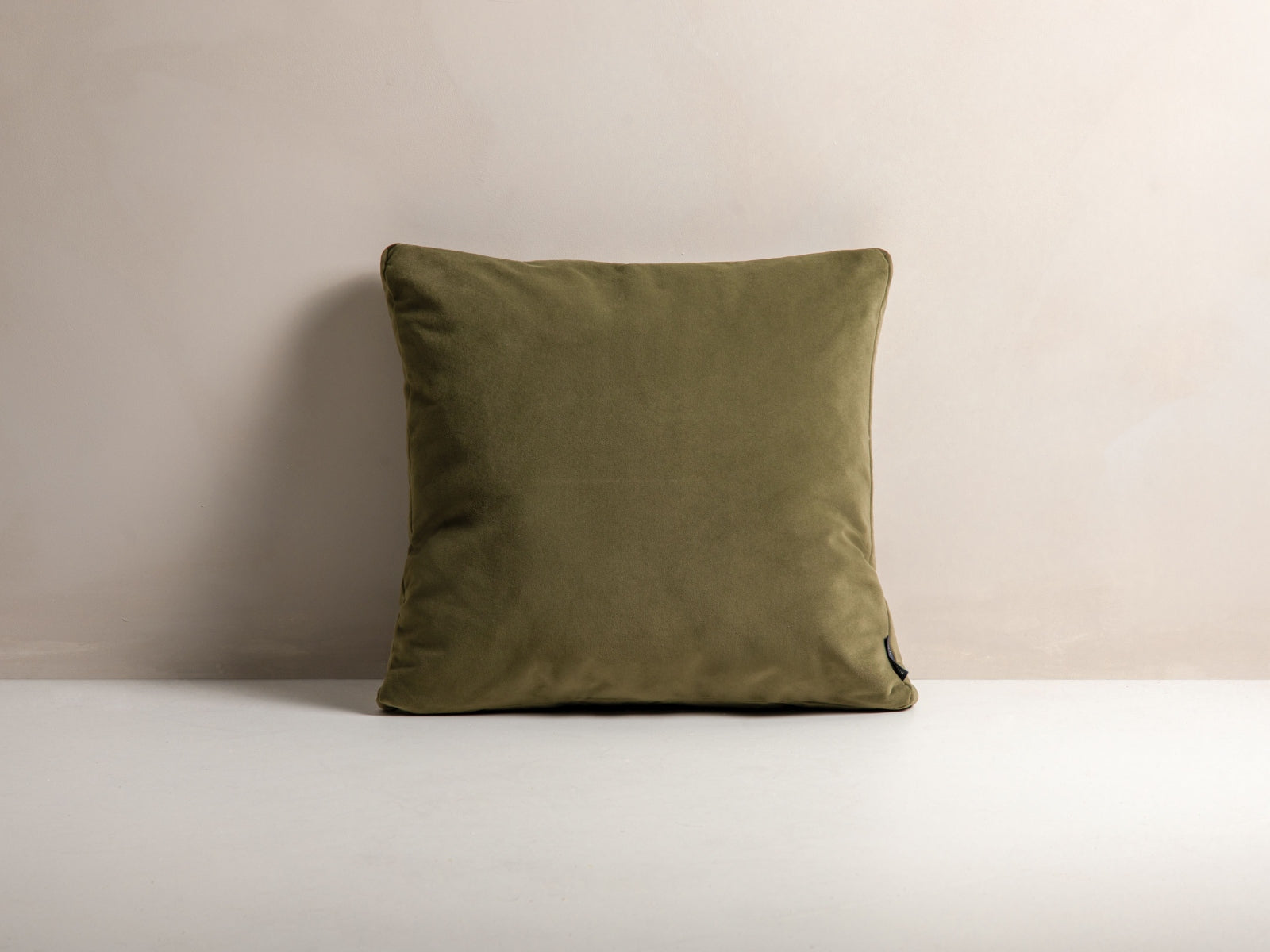 Mono Velour Pillow  in Green präsentiert im Onlineshop von KAQTU Design AG. Deko Kissen ist von Micadoni