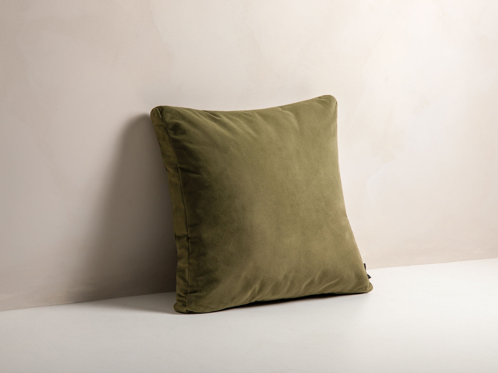 Elegantes Mono Velour Kissen in sanftem Grün, ideal für stilvolle Wohnräume. Hochwertiger Samtstoff von Micadoni für besonderen Komfort.