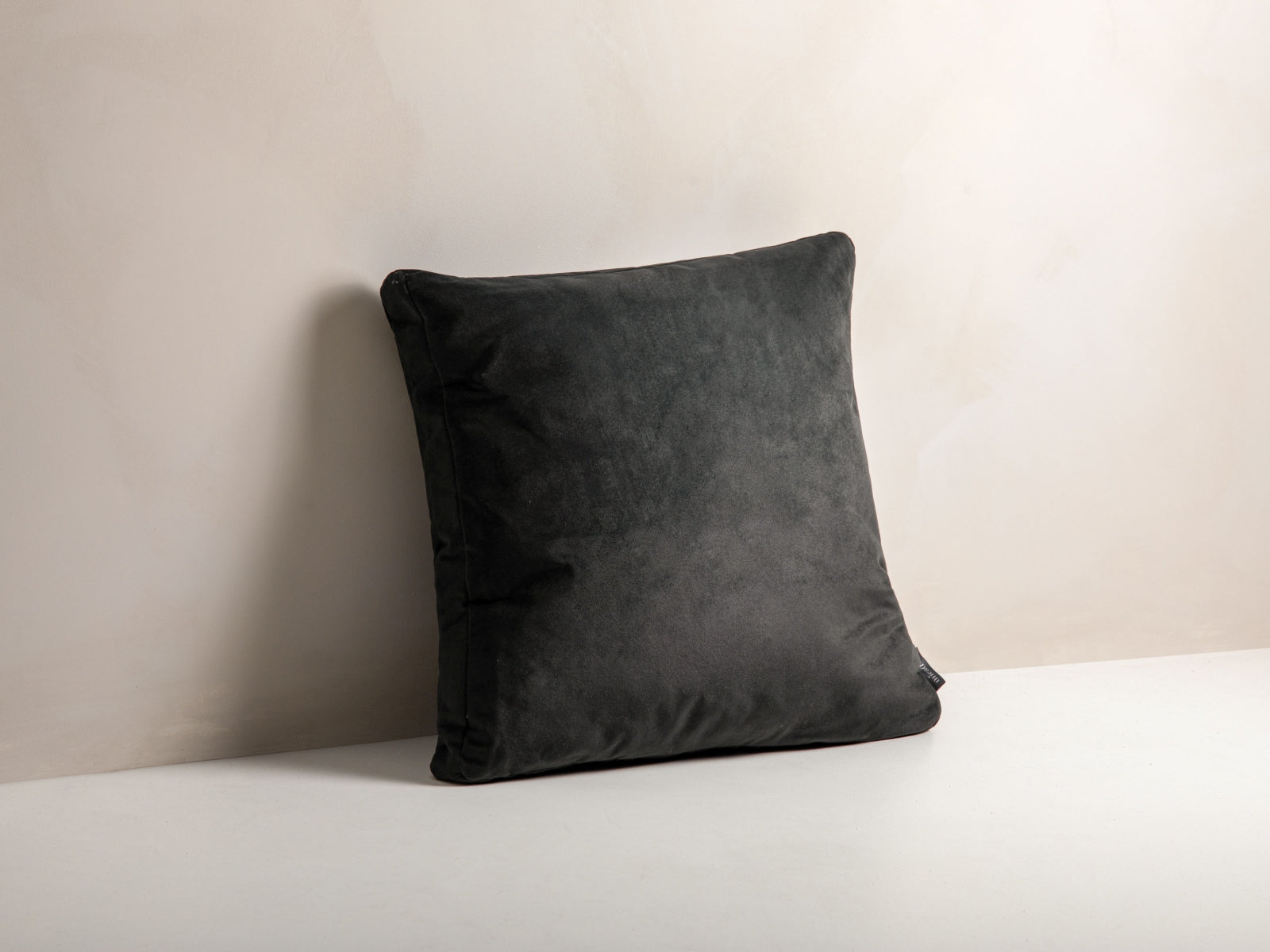 Elegantes Mono Velour Kissen in mattem Dunkelgrau von Micadoni, ideal für stilvolle Wohnräume und gemütliche Akzente.
