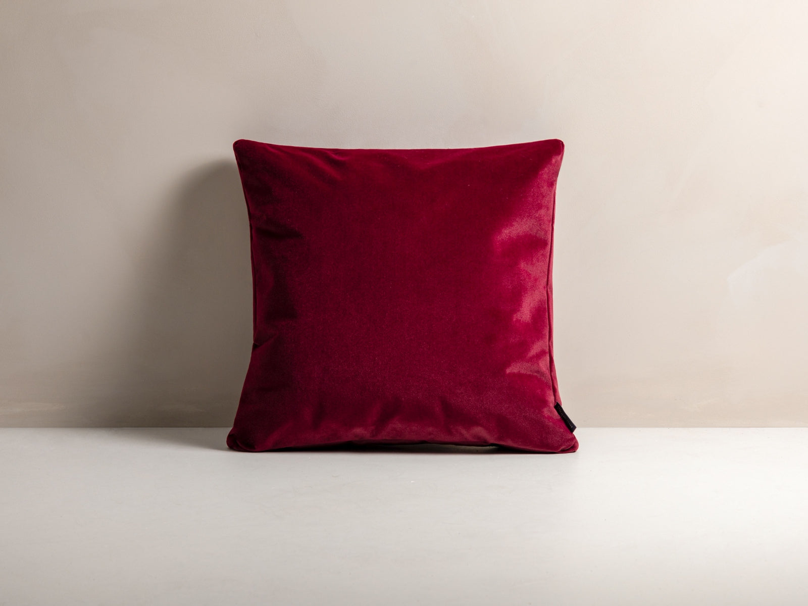 Mono Velour Pillow in Dark Red-Matt Velvet präsentiert im Onlineshop von KAQTU Design AG. Deko Kissen ist von Micadoni