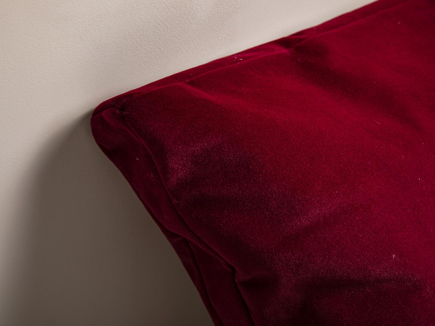 Mono Velour Pillow  in Dark Red präsentiert im Onlineshop von KAQTU Design AG. Deko Kissen ist von Micadoni