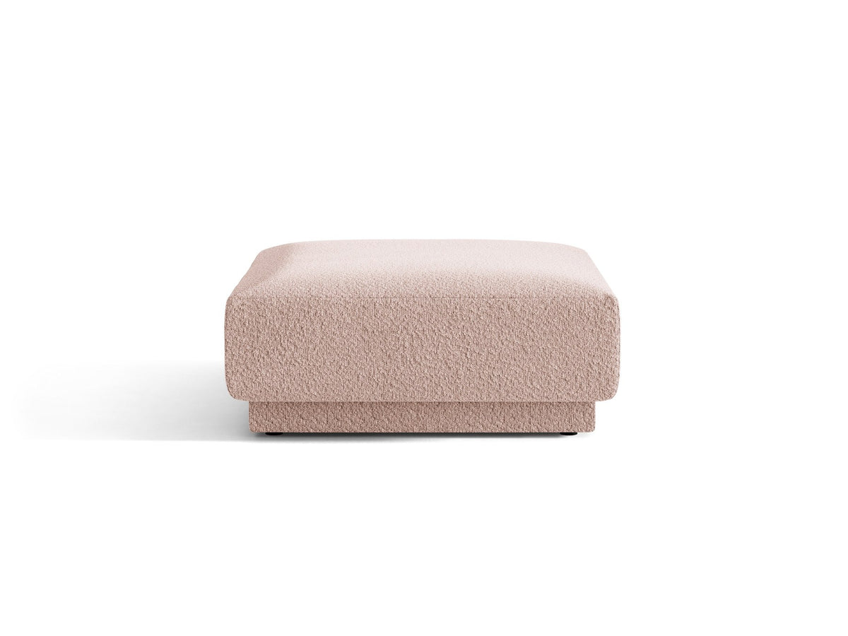 Dunkelbeiger Pouf Miley von Micadoni mit samtartigem Bluvel-Stoffbezug, quadratischer Form und kurzen Polypropylen-Beinen auf hellem Hintergrund