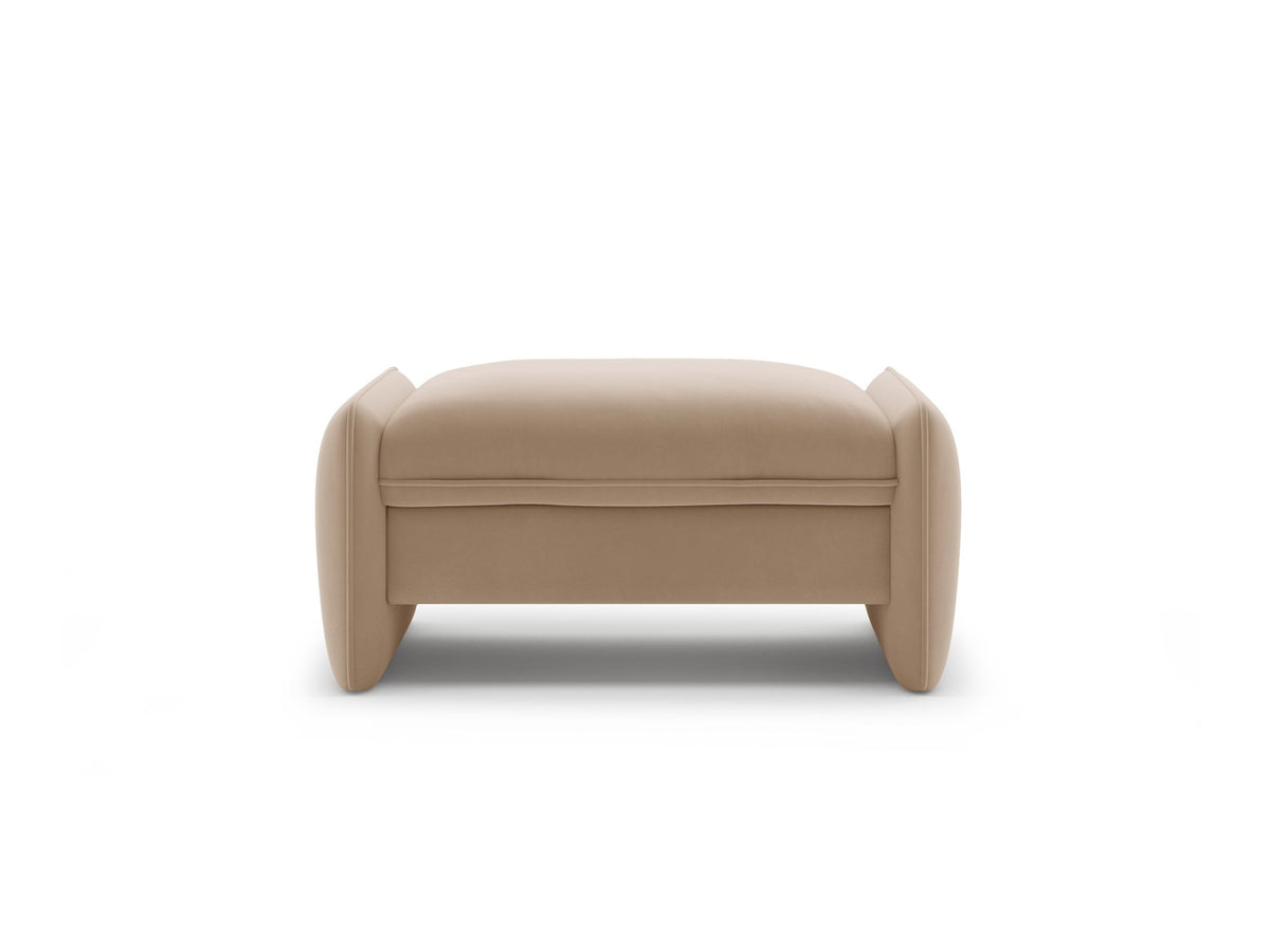 Kobaltblauer Pouf Georgia von Micadoni mit samtigem Stoffbezug, rechteckiger Form und niedrigen Kunststoffbeinen, freigestellt fotografiert.