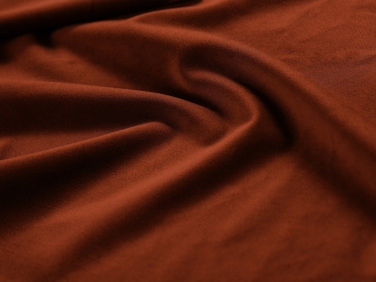 Kobaltblauer Pouf Georgia von Micadoni mit samtigem Stoffbezug, rechteckiger Form und niedrigen Kunststoffbeinen, freigestellt fotografiert.