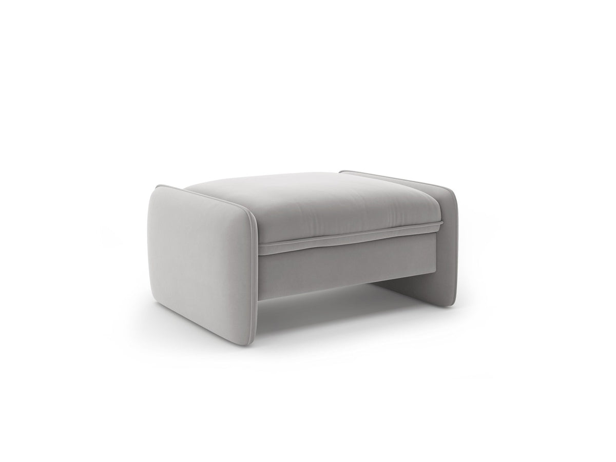Kobaltblauer Pouf Georgia von Micadoni mit samtigem Stoffbezug, rechteckiger Form und niedrigen Kunststoffbeinen, freigestellt fotografiert.