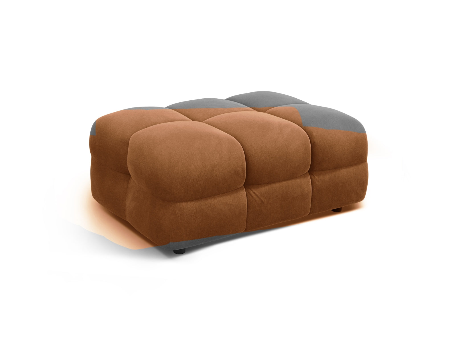 Eleganter Kendal Velour Pouf in Camel-Magic Velvet, ideal für stilvolle Wohnräume. Teil der modularen Sofaserie von Micadoni.
