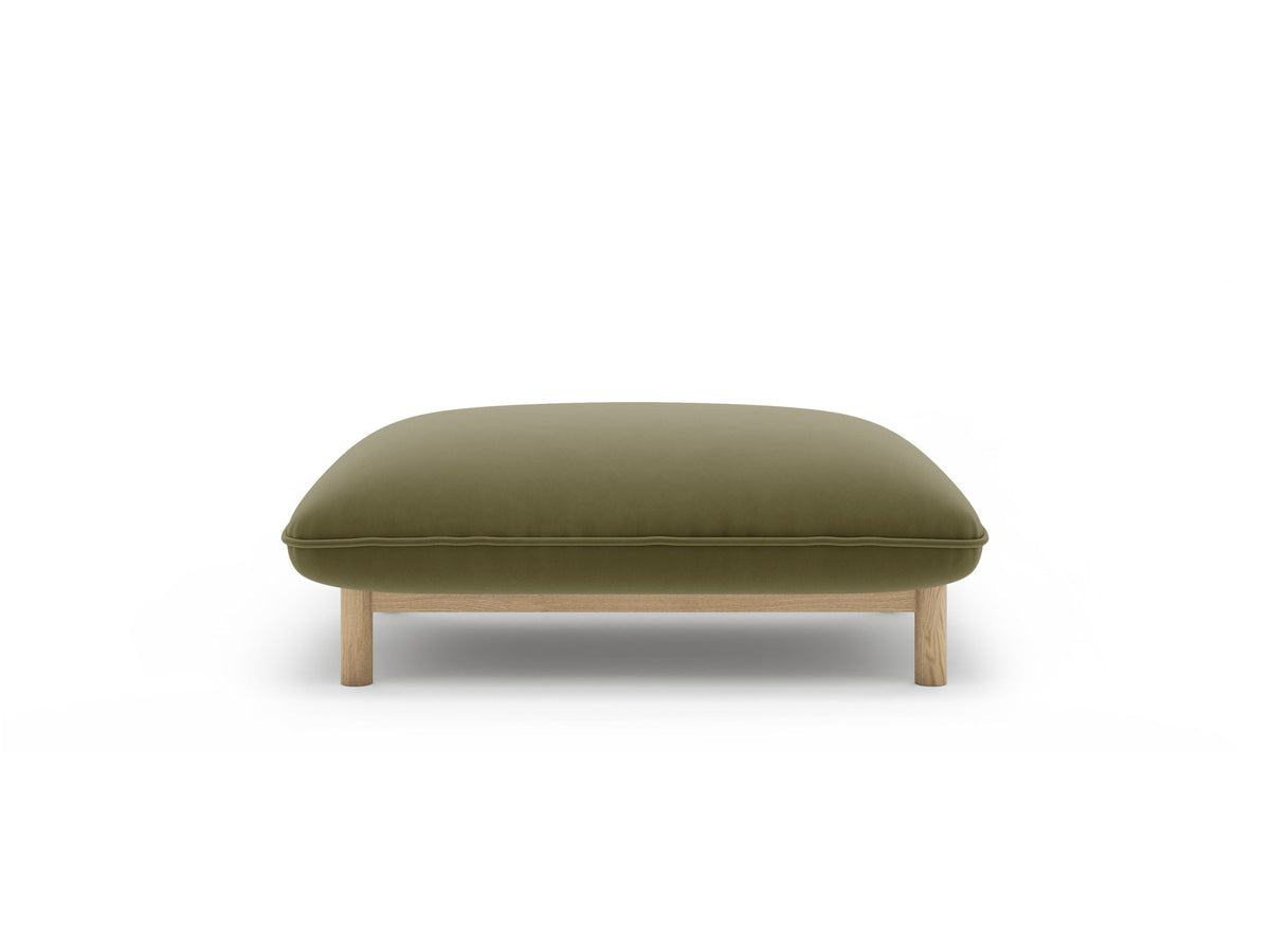 Pouf Ada von Micadoni in Mandel beige mit Casino-Veloursstoff, Holzbeinen und runder, gepolsterter Sitzfläche.