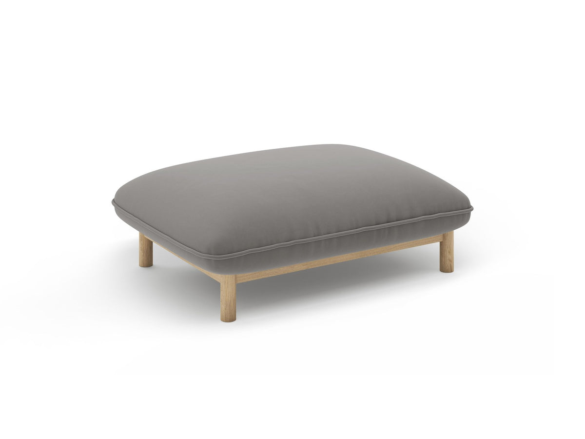 Pouf Ada von Micadoni in Mandel beige mit Casino-Veloursstoff, Holzbeinen und runder, gepolsterter Sitzfläche.