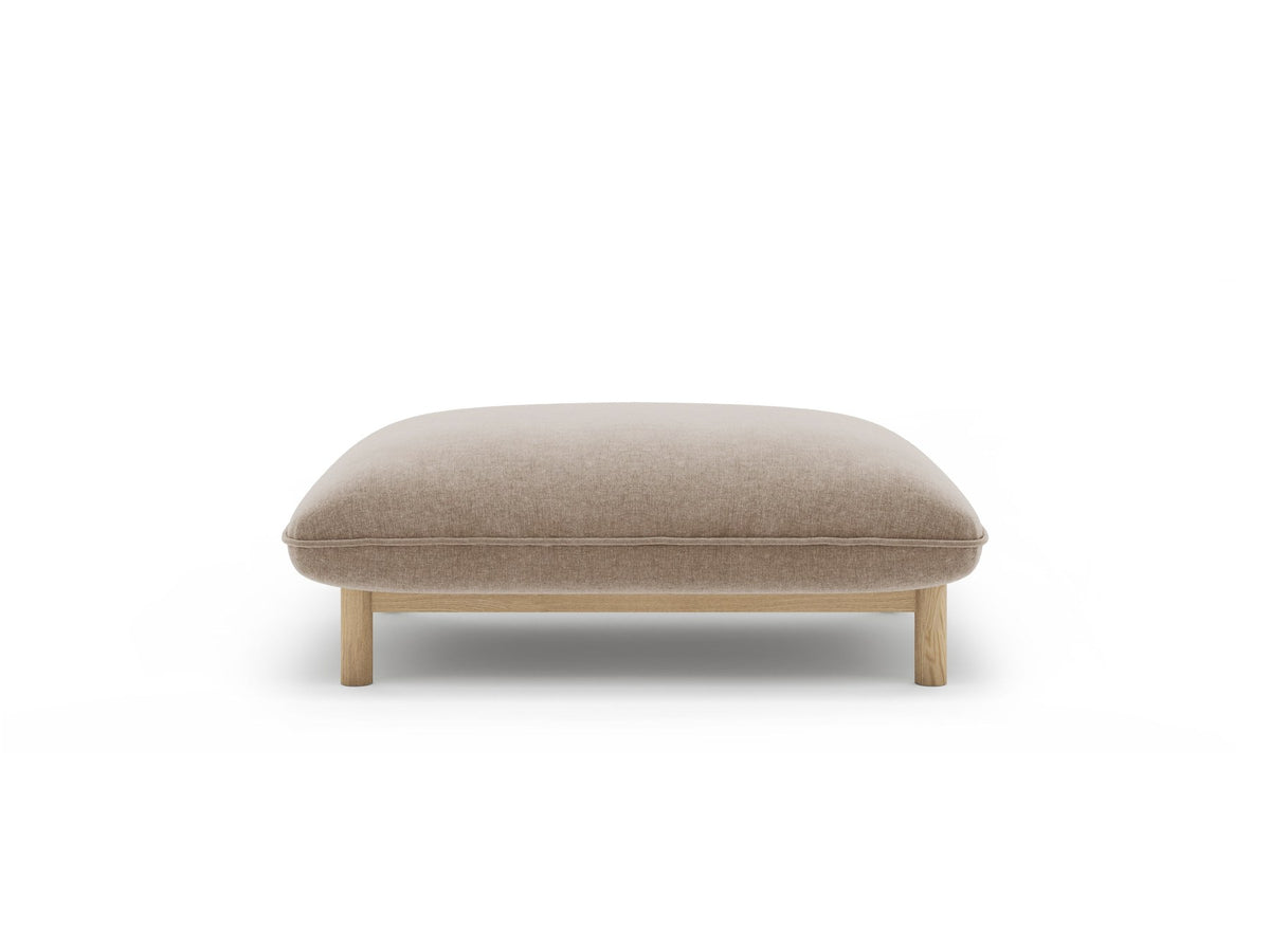 Pouf Ada von Micadoni in Mandel beige mit Casino-Veloursstoff, Holzbeinen und runder, gepolsterter Sitzfläche.