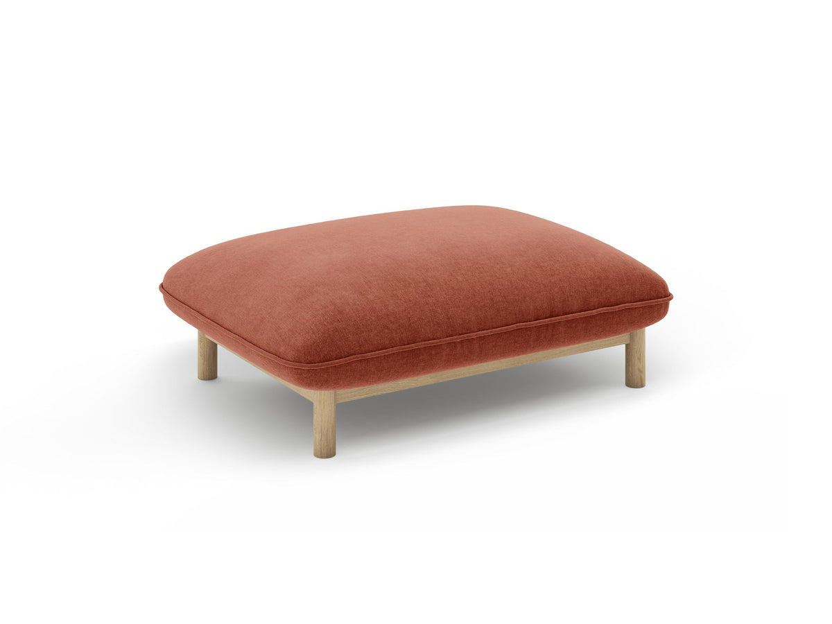 Pouf Ada von Micadoni in Mandel beige mit Casino-Veloursstoff, Holzbeinen und runder, gepolsterter Sitzfläche.