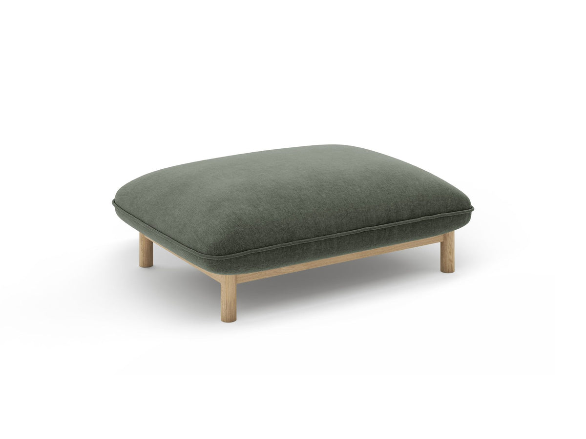 Pouf Ada von Micadoni in Mandel beige mit Casino-Veloursstoff, Holzbeinen und runder, gepolsterter Sitzfläche.
