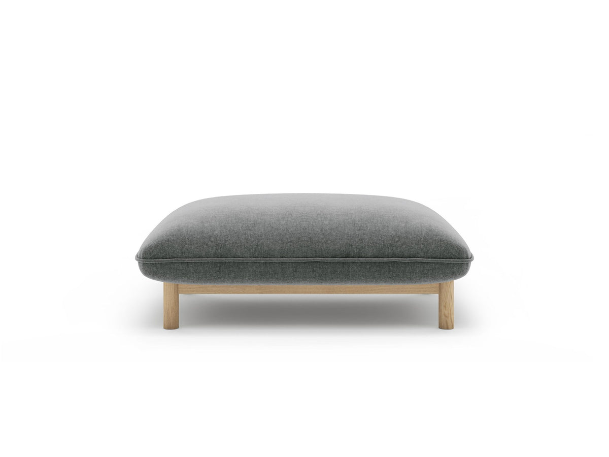 Pouf Ada von Micadoni in Mandel beige mit Casino-Veloursstoff, Holzbeinen und runder, gepolsterter Sitzfläche.