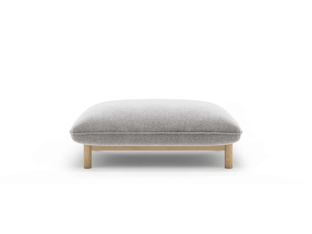 Pouf Ada von Micadoni in Mandel beige mit Casino-Veloursstoff, Holzbeinen und runder, gepolsterter Sitzfläche.
