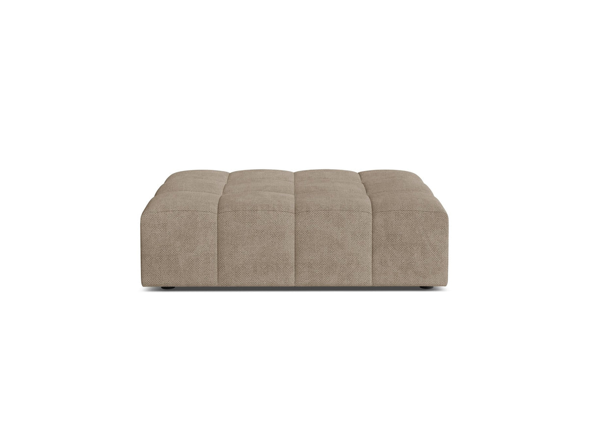 Beiger Pouf Jennifer von Micadoni mit Bluvel-Stoffbezug und schwarzen Kunststoffbeinen, Masse 102 x 84 x 42 cm, freigestellt fotografiert.