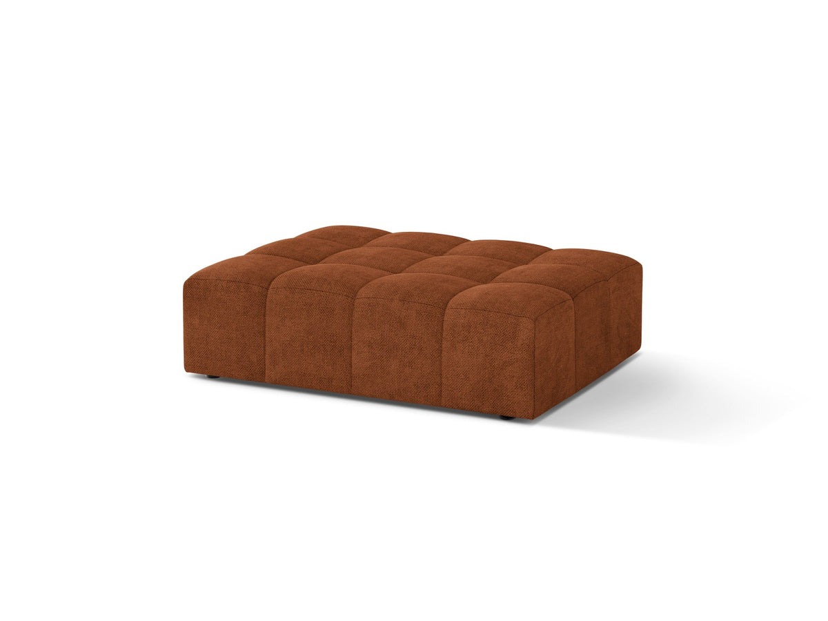 Beiger Pouf Jennifer von Micadoni mit Bluvel-Stoffbezug und schwarzen Kunststoffbeinen, Masse 102 x 84 x 42 cm, freigestellt fotografiert.