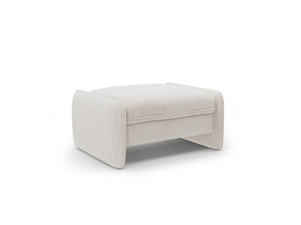 Kobaltblauer Pouf Georgia von Micadoni mit samtigem Stoffbezug, rechteckiger Form und niedrigen Kunststoffbeinen, freigestellt fotografiert.