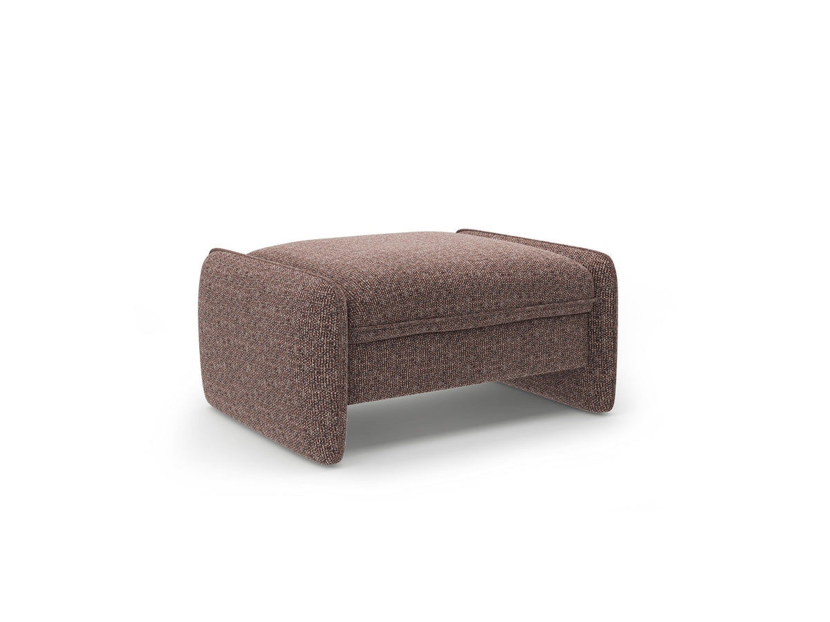 Kobaltblauer Pouf Georgia von Micadoni mit samtigem Stoffbezug, rechteckiger Form und niedrigen Kunststoffbeinen, freigestellt fotografiert.