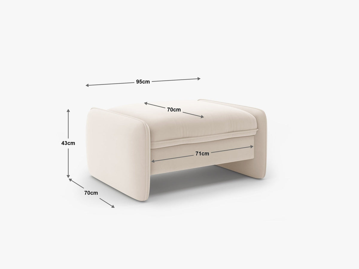 Kobaltblauer Pouf Georgia von Micadoni mit samtigem Stoffbezug, rechteckiger Form und niedrigen Kunststoffbeinen, freigestellt fotografiert.