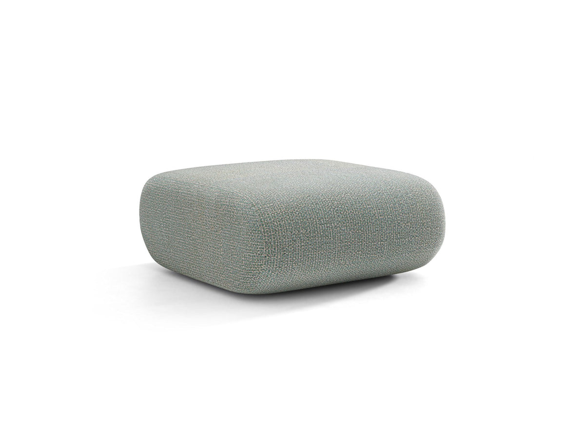 Pouf Neo von Micadoni in dunklem Olivgrün mit Bouclé-Stoffbezug und niedrigen Beinen aus Polypropylen, quadratische Sitzform.