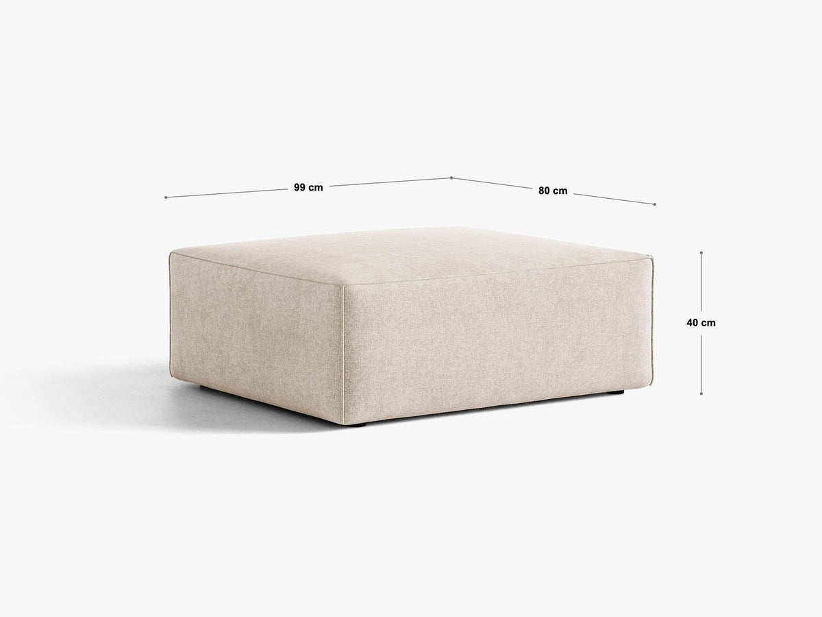 Beiger Pouf Jodie von Micadoni mit Venus-Samtbezug, rechteckiger Form, Polypropylen-Füssen und gepolsterter Sitzfläche aus Polyurethanschaum.