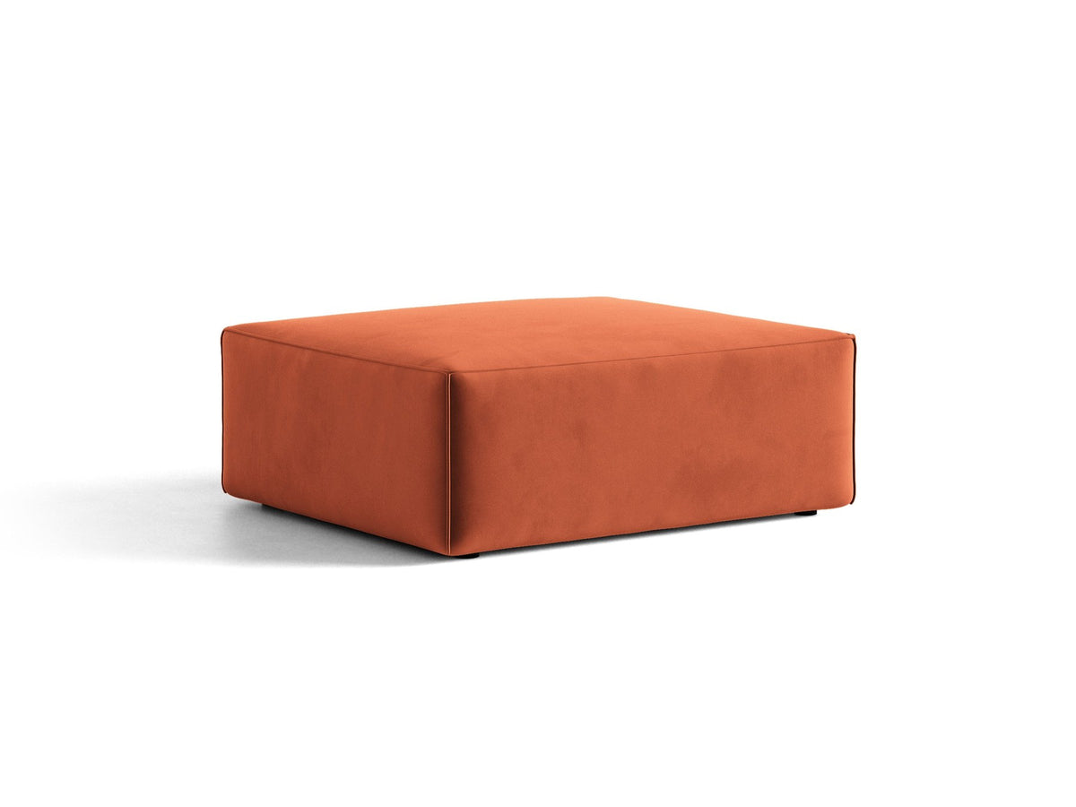 Beiger Pouf Jodie von Micadoni mit Venus-Samtbezug, rechteckiger Form, Polypropylen-Füssen und gepolsterter Sitzfläche aus Polyurethanschaum.