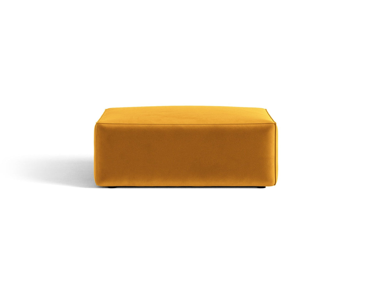 Beiger Pouf Jodie von Micadoni mit Venus-Samtbezug, rechteckiger Form, Polypropylen-Füssen und gepolsterter Sitzfläche aus Polyurethanschaum.