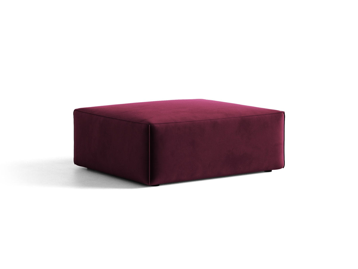 Beiger Pouf Jodie von Micadoni mit Venus-Samtbezug, rechteckiger Form, Polypropylen-Füssen und gepolsterter Sitzfläche aus Polyurethanschaum.