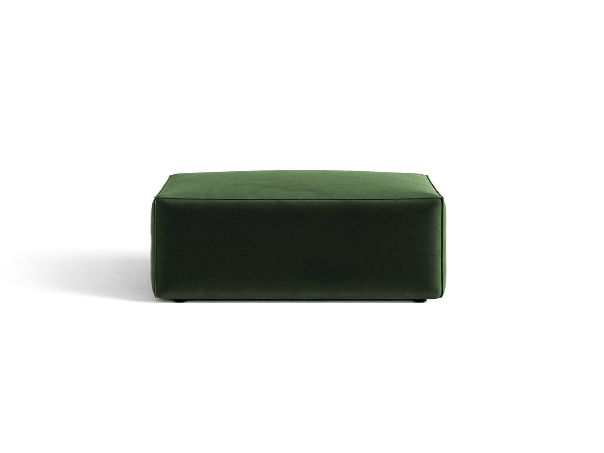 Beiger Pouf Jodie von Micadoni mit Venus-Samtbezug, rechteckiger Form, Polypropylen-Füssen und gepolsterter Sitzfläche aus Polyurethanschaum.