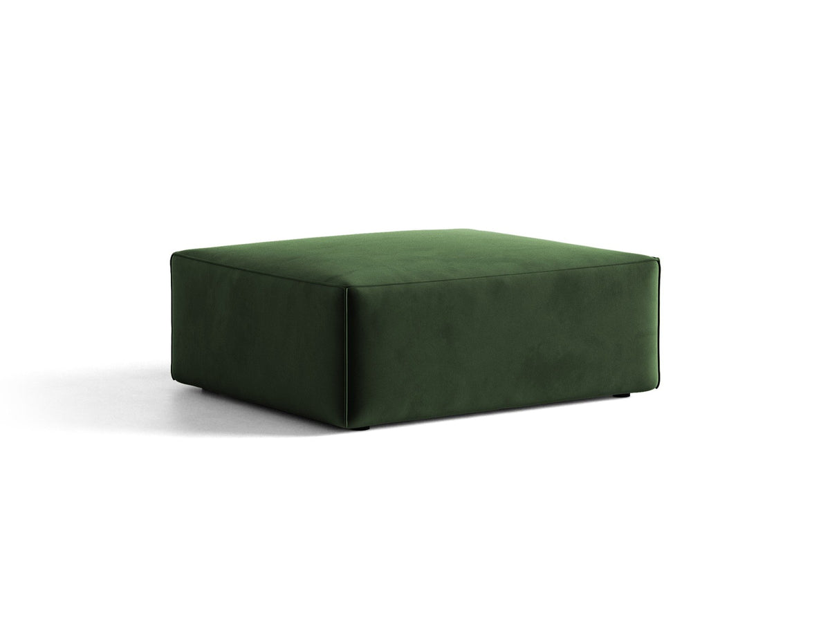 Beiger Pouf Jodie von Micadoni mit Venus-Samtbezug, rechteckiger Form, Polypropylen-Füssen und gepolsterter Sitzfläche aus Polyurethanschaum.