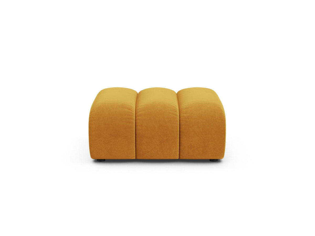 Beiger Pouf Lupine von Micadoni aus Venus-Samtstoff mit kurzen Kunststoffbeinen, quadratische Form, Masse 95x92x43 cm.