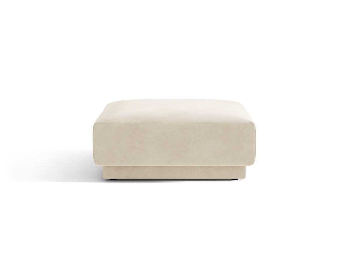 Dunkelbeiger Pouf Miley von Micadoni mit samtartigem Bluvel-Stoffbezug, quadratischer Form und kurzen Polypropylen-Beinen auf hellem Hintergrund