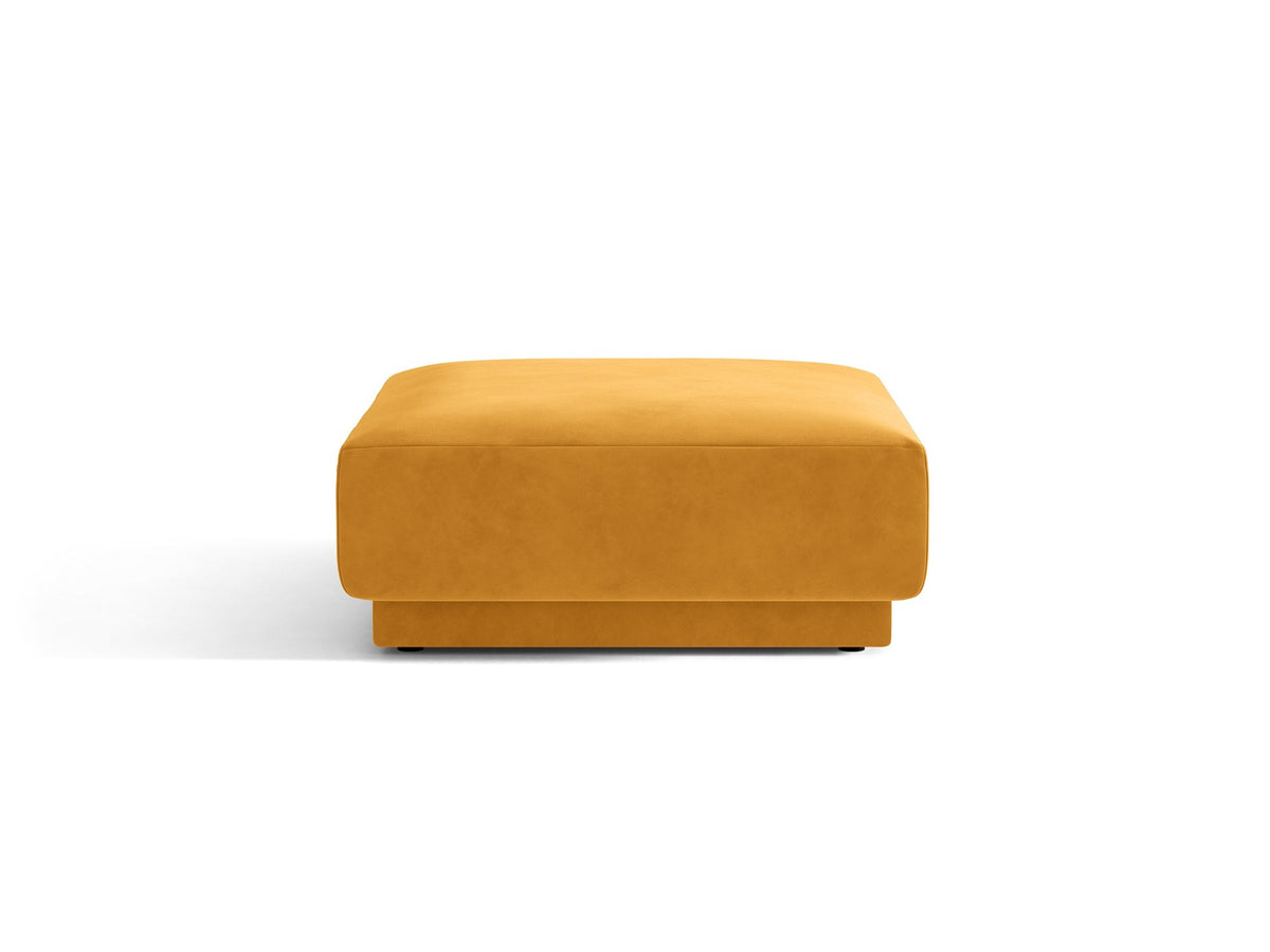 Dunkelbeiger Pouf Miley von Micadoni mit samtartigem Bluvel-Stoffbezug, quadratischer Form und kurzen Polypropylen-Beinen auf hellem Hintergrund