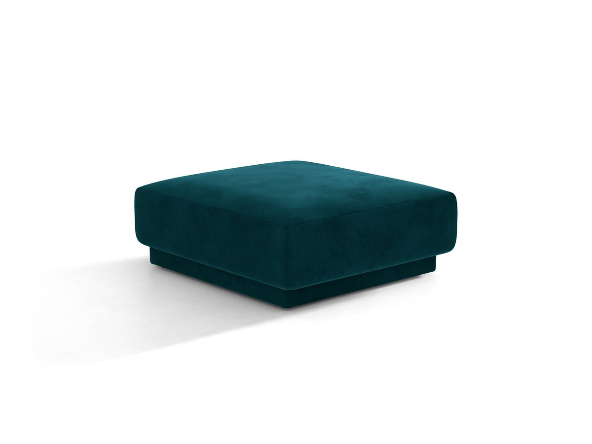 Dunkelbeiger Pouf Miley von Micadoni mit samtartigem Bluvel-Stoffbezug, quadratischer Form und kurzen Polypropylen-Beinen auf hellem Hintergrund