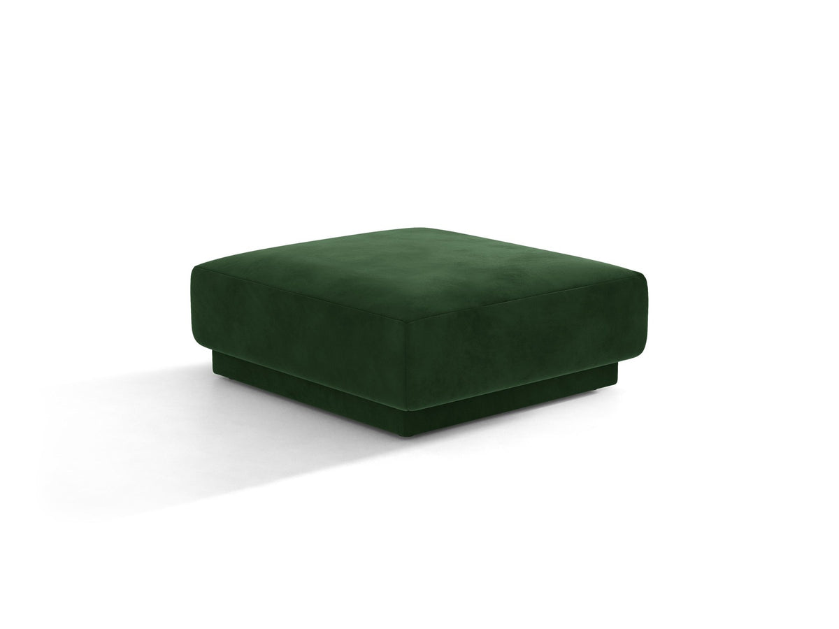 Dunkelbeiger Pouf Miley von Micadoni mit samtartigem Bluvel-Stoffbezug, quadratischer Form und kurzen Polypropylen-Beinen auf hellem Hintergrund