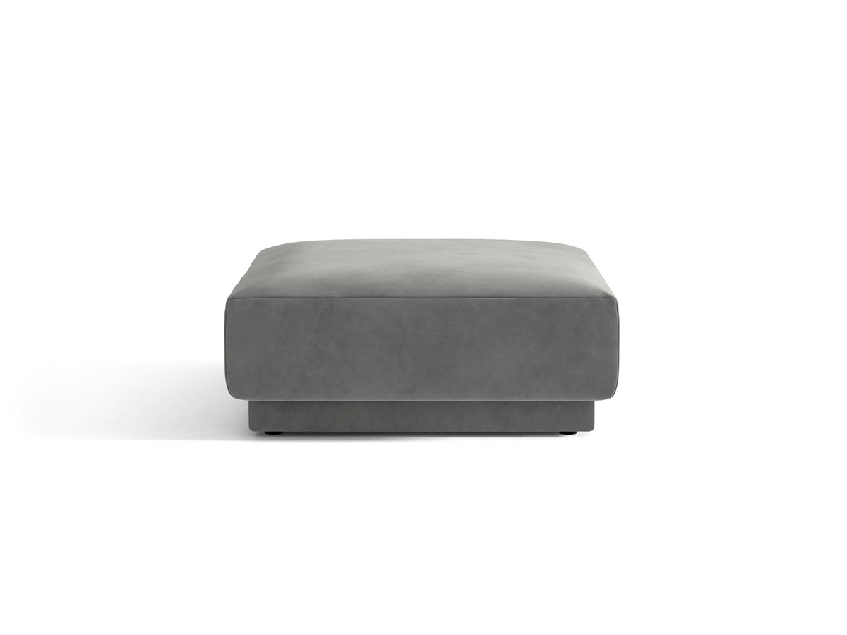 Dunkelbeiger Pouf Miley von Micadoni mit samtartigem Bluvel-Stoffbezug, quadratischer Form und kurzen Polypropylen-Beinen auf hellem Hintergrund