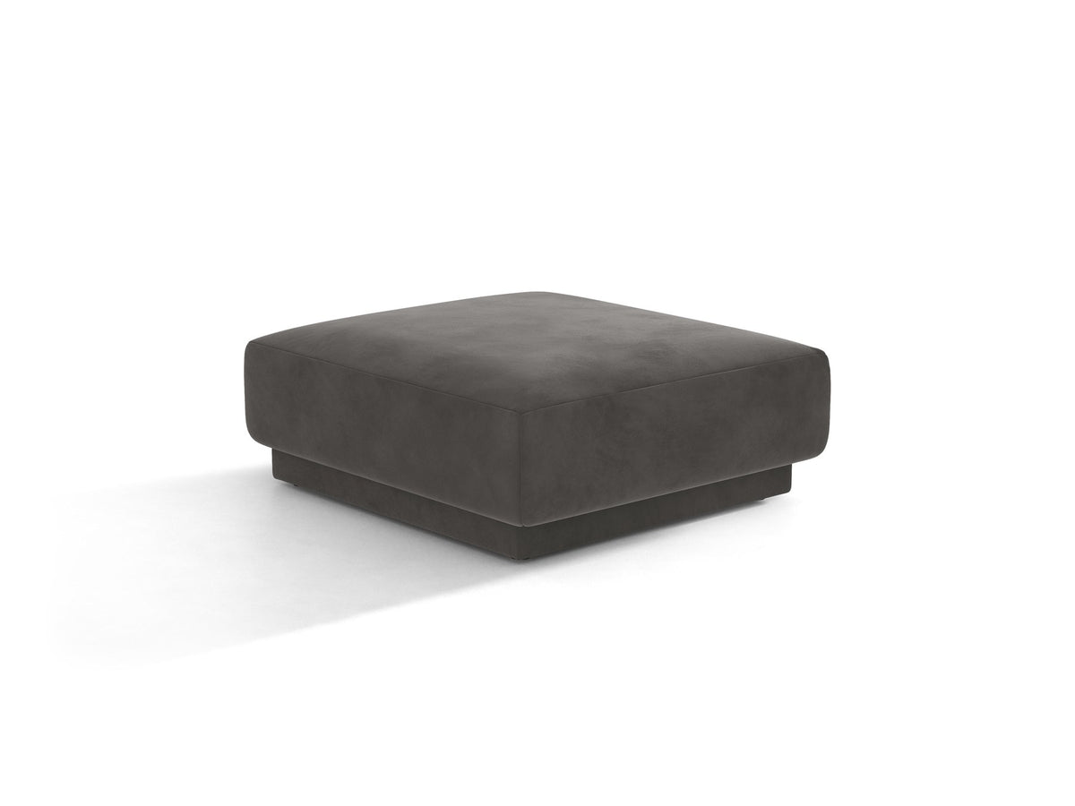 Dunkelbeiger Pouf Miley von Micadoni mit samtartigem Bluvel-Stoffbezug, quadratischer Form und kurzen Polypropylen-Beinen auf hellem Hintergrund