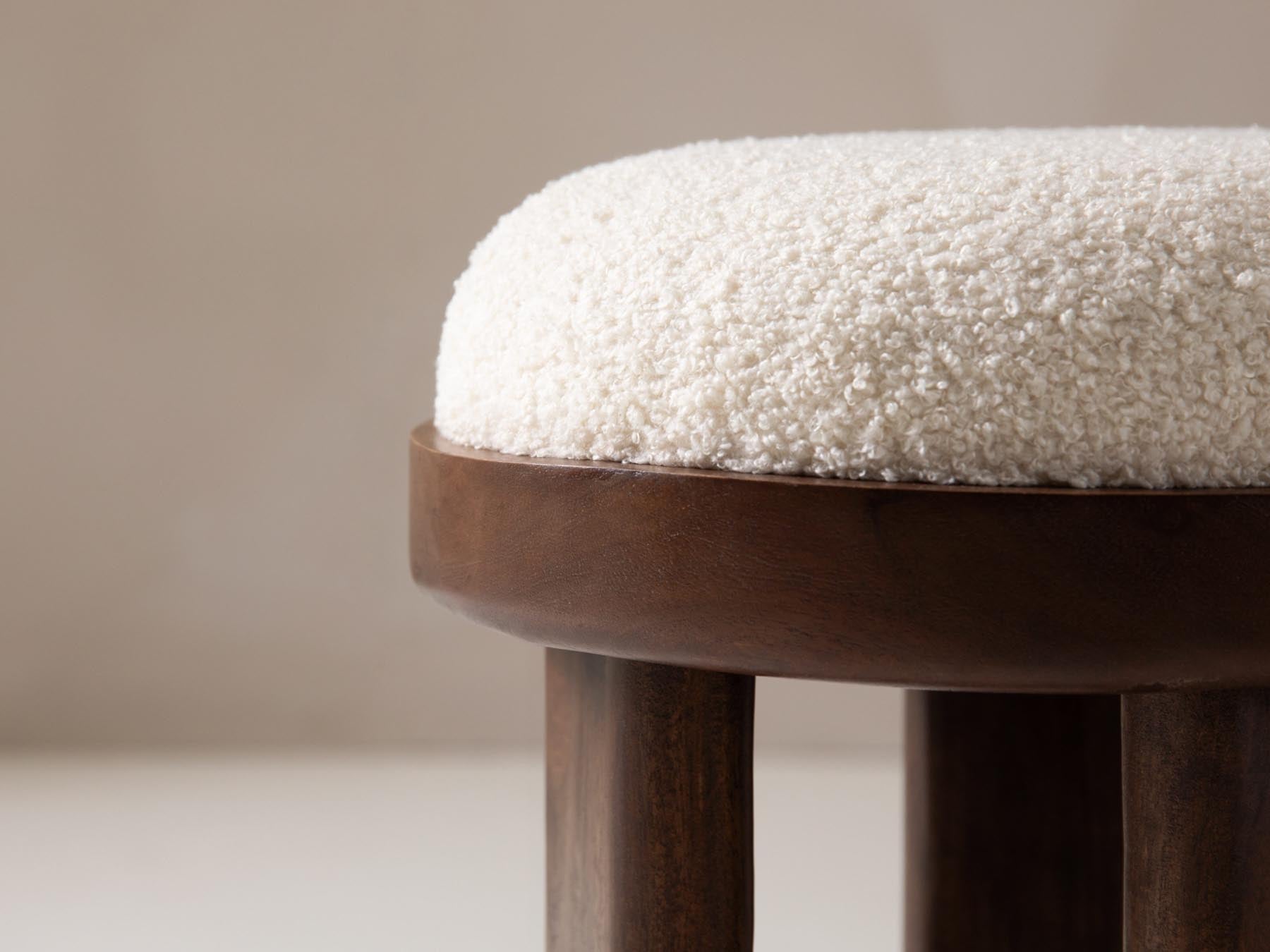 Moderner 1-Sitzer Pouf Agapi in elegantem Weiß, perfekt für gemütliche Ecken. Hochwertige Verarbeitung von Micadoni für ein stilvolles Ambiente.