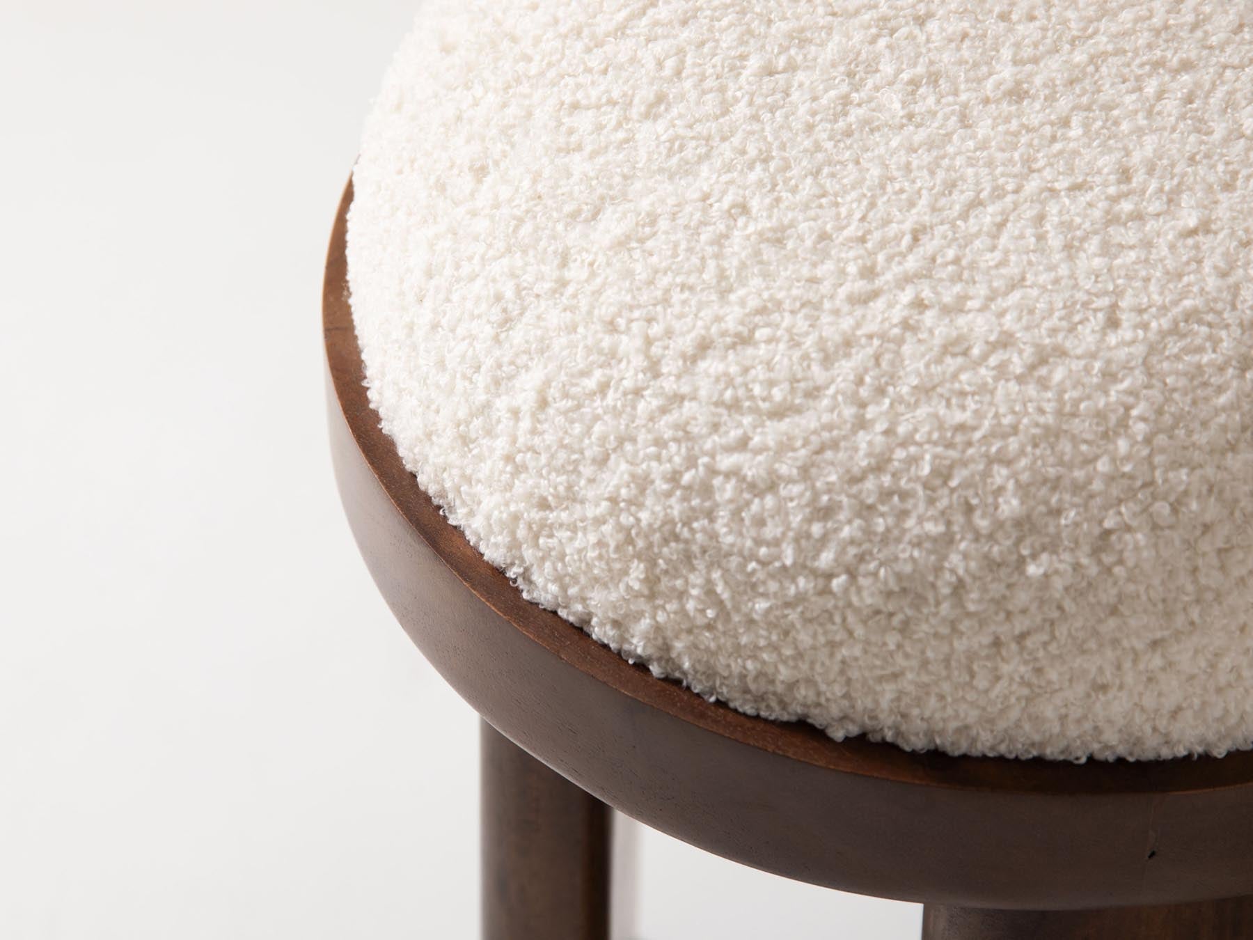 Eleganter 1-Sitzer Pouf Agapi in stilvollem Weiß, ideal für entspannte Wohnräume. Hochwertige Materialien und modernes Design von Micadoni.