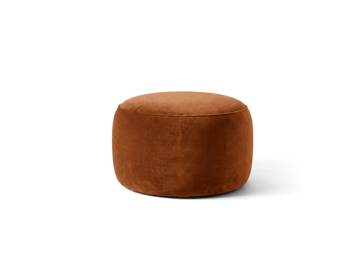 Terrakottafarbener Pouf Amalta von Micadoni mit Stoffbezug Salvador, quadratischer Form, Polyurethanschaum-Füllung und kurzen Beinen aus Polypropylen.
