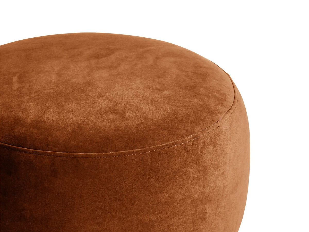 Terrakottafarbener Pouf Amalta von Micadoni mit Stoffbezug Salvador, quadratischer Form, Polyurethanschaum-Füllung und kurzen Beinen aus Polypropylen.