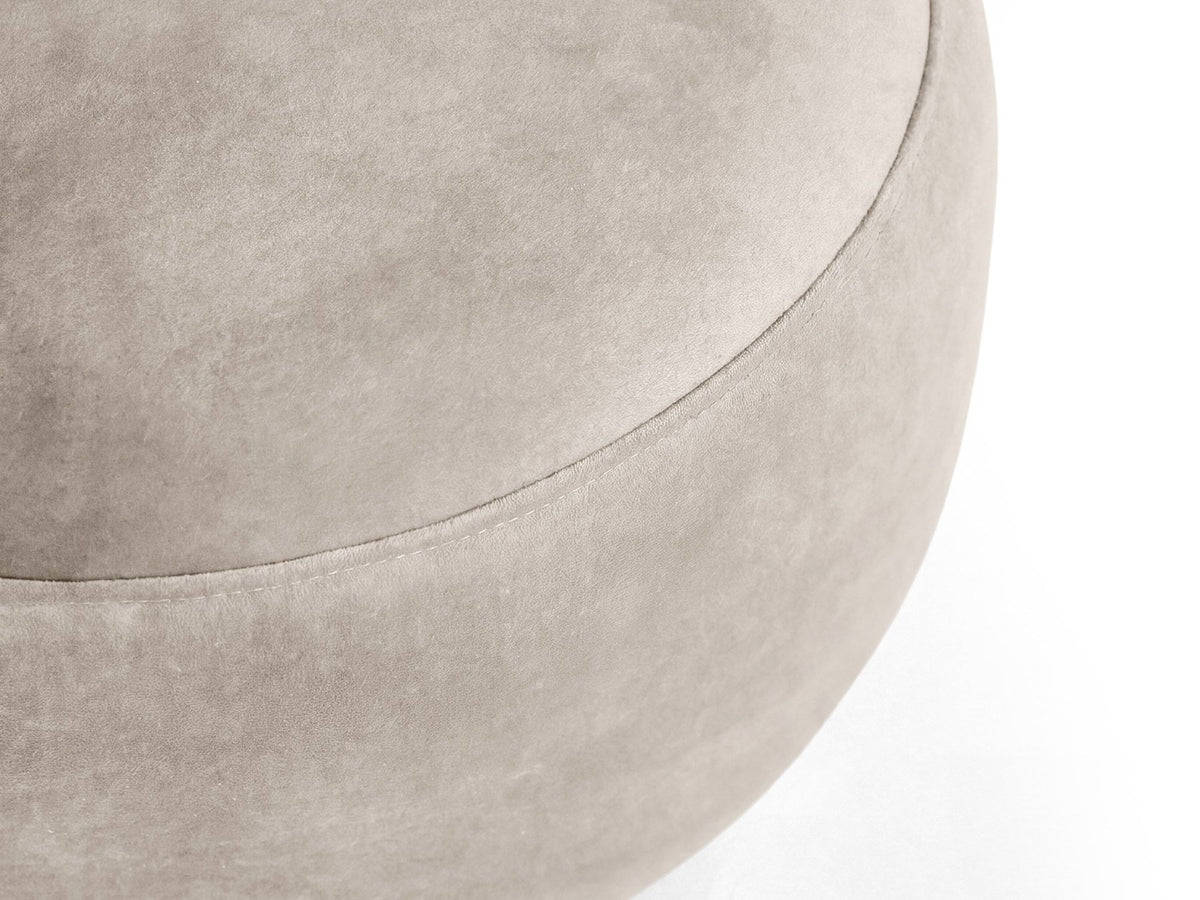 Terrakottafarbener Pouf Amalta von Micadoni mit Stoffbezug Salvador, quadratischer Form, Polyurethanschaum-Füllung und kurzen Beinen aus Polypropylen.