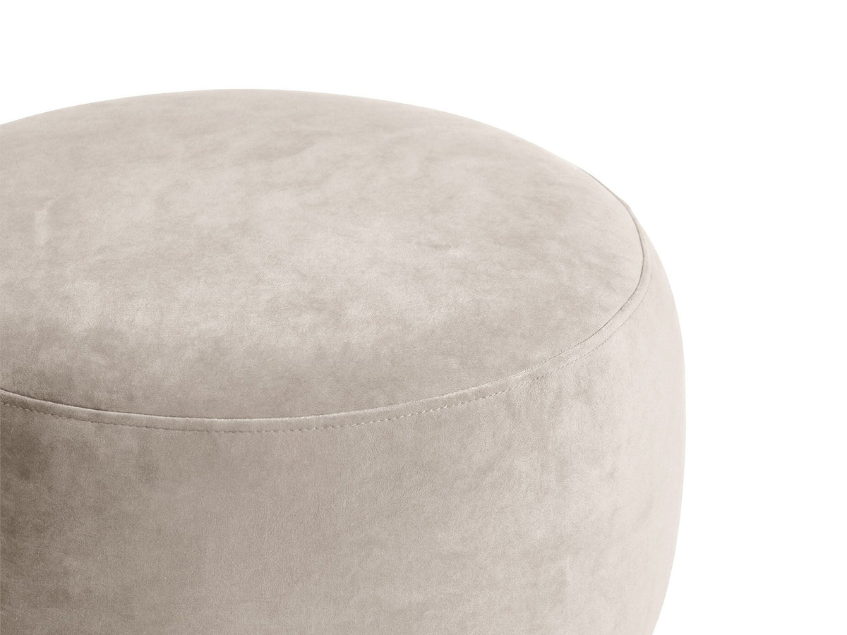 Terrakottafarbener Pouf Amalta von Micadoni mit Stoffbezug Salvador, quadratischer Form, Polyurethanschaum-Füllung und kurzen Beinen aus Polypropylen.