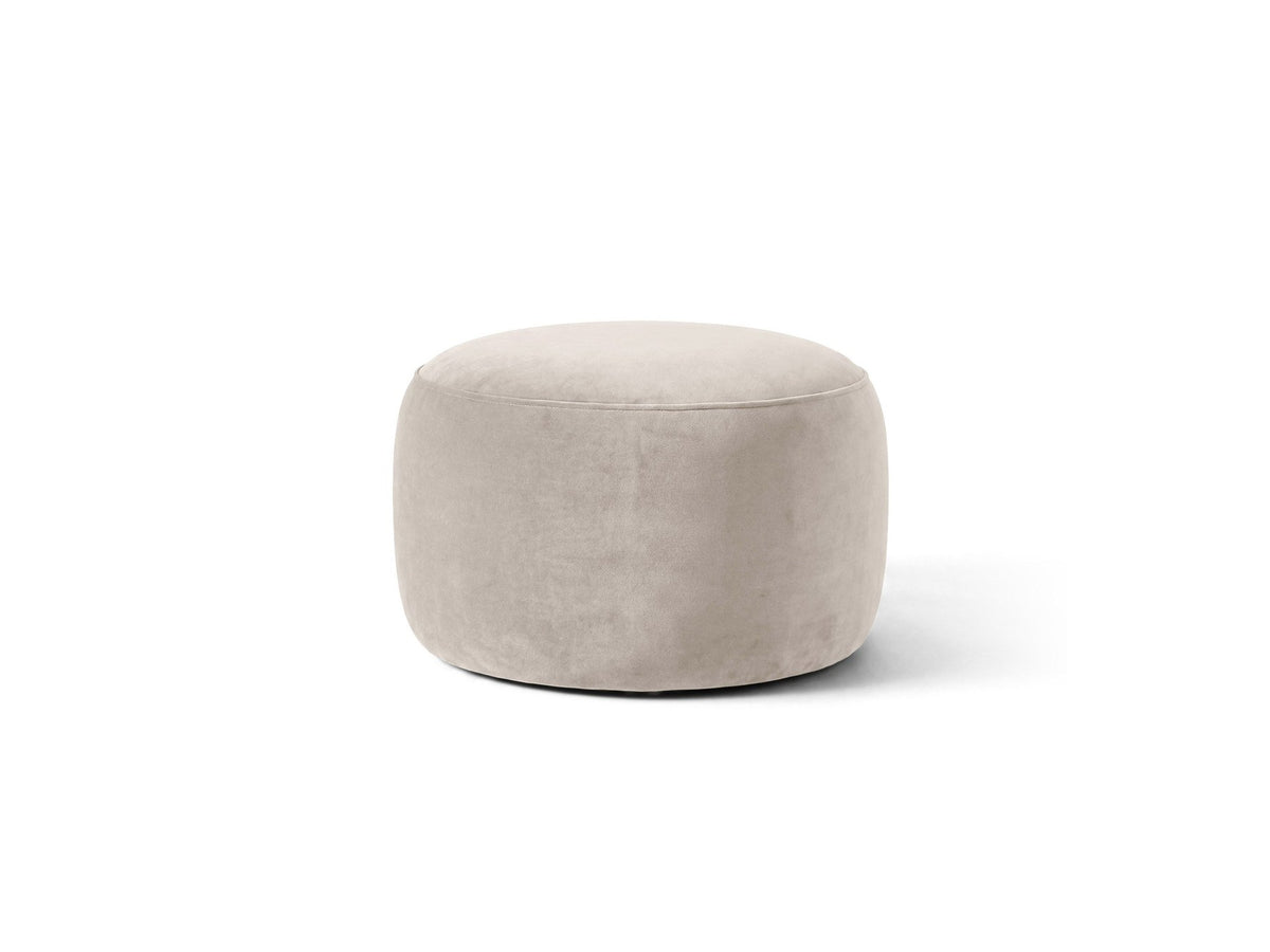 Terrakottafarbener Pouf Amalta von Micadoni mit gepolstertem Stoffbezug Salvador und niedrigen Beinen aus Polypropylen, quadratische Form.