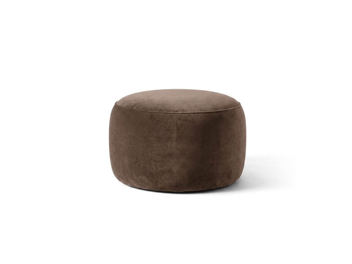 Terrakottafarbener Pouf Amalta von Micadoni mit Stoffbezug Salvador, quadratischer Form, Polyurethanschaum-Füllung und kurzen Beinen aus Polypropylen.