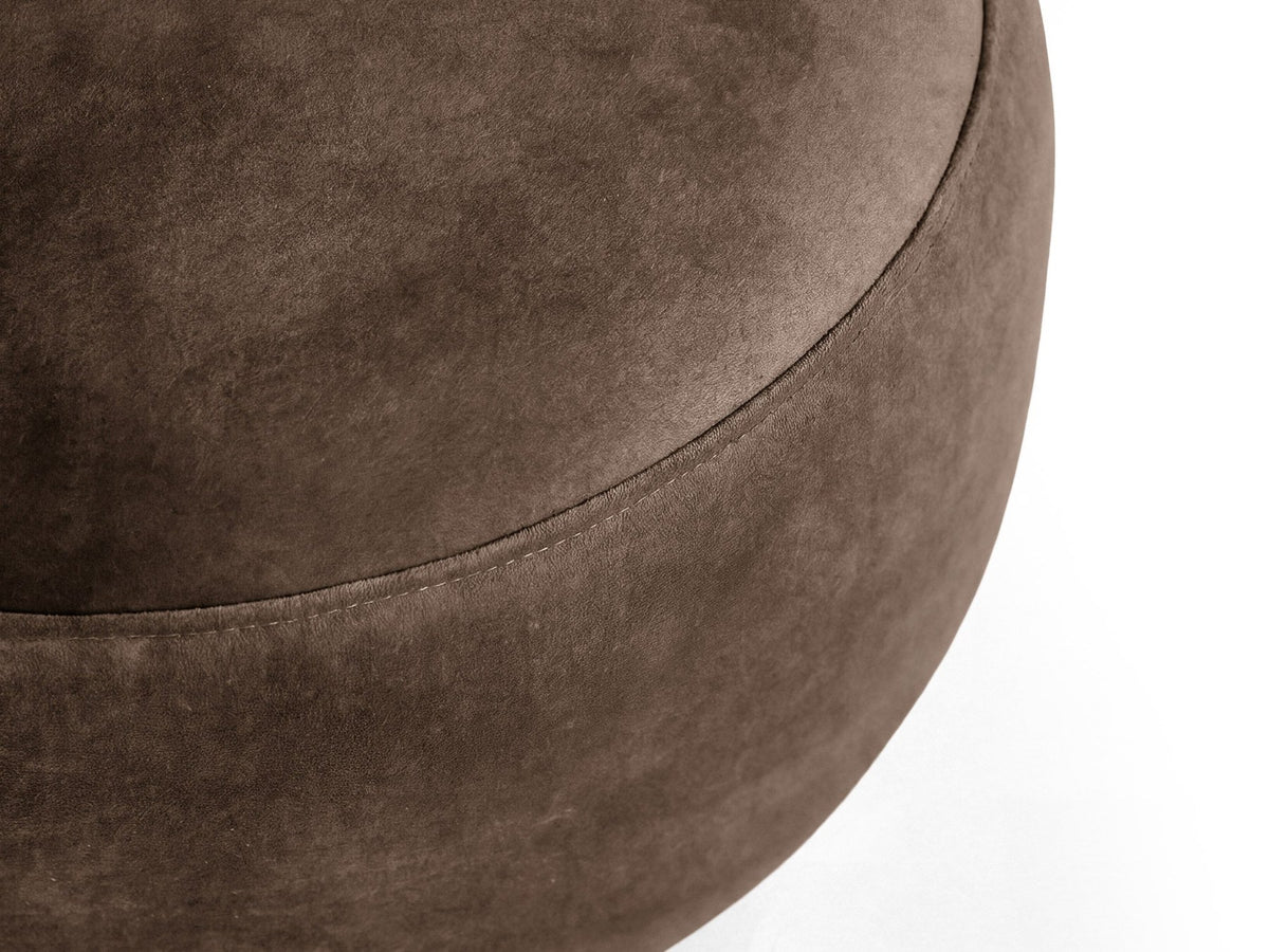 Terrakottafarbener Pouf Amalta von Micadoni mit Stoffbezug Salvador, quadratischer Form, Polyurethanschaum-Füllung und kurzen Beinen aus Polypropylen.