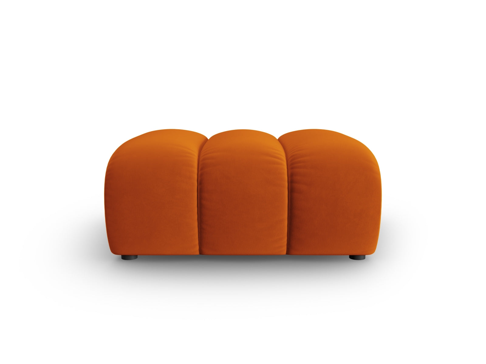 Eleganter Lupine Velour Pouf in warmem Terracotta, ideal für stilvolle Akzente in jedem Raum. Hochwertige Verarbeitung von Micadoni.